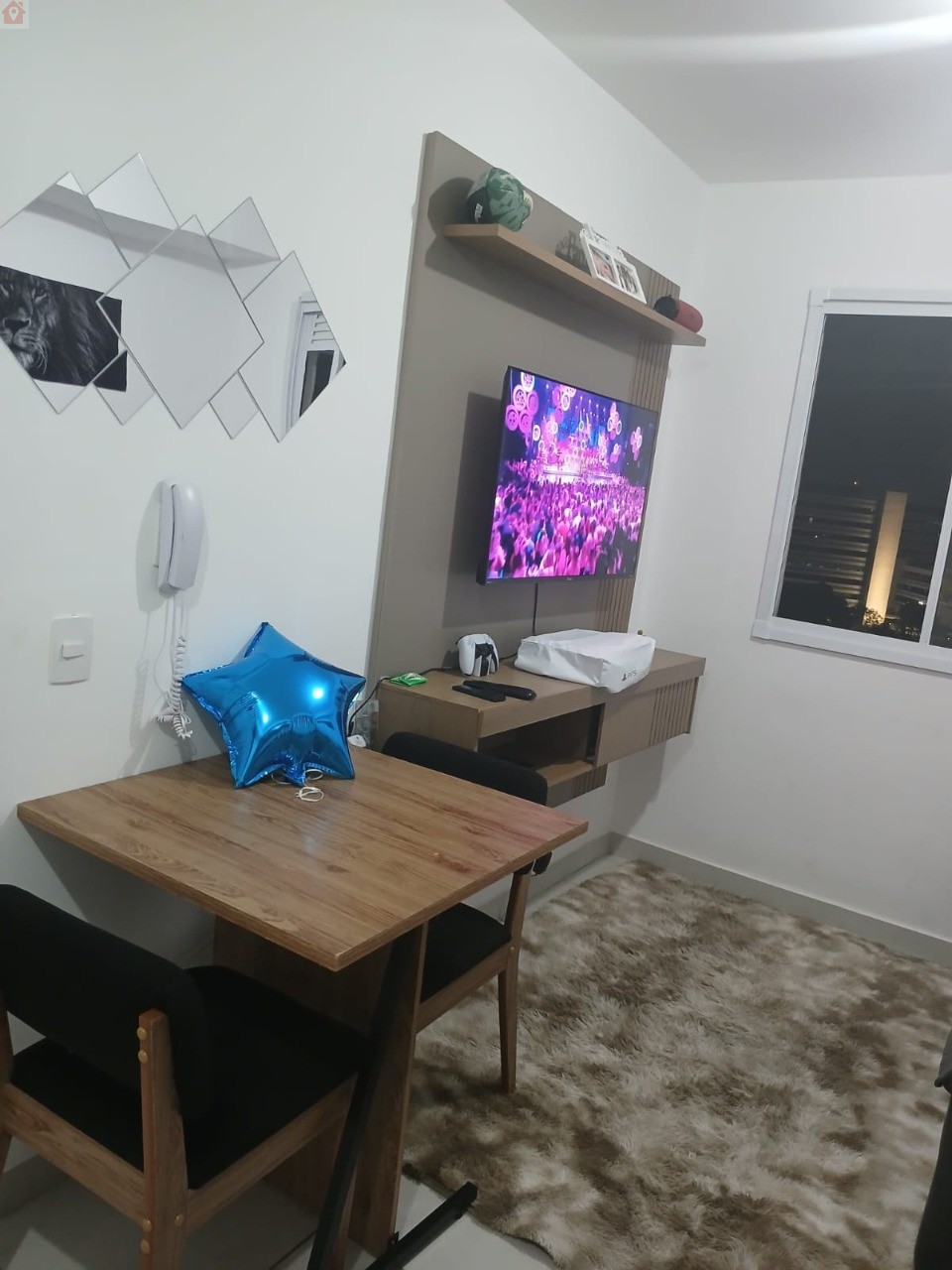 Salão de festas moderno e bem decorado, ideal para confraternizações e eventos. Condomínio com excelente padrão, conforto, iluminação natural e ambien