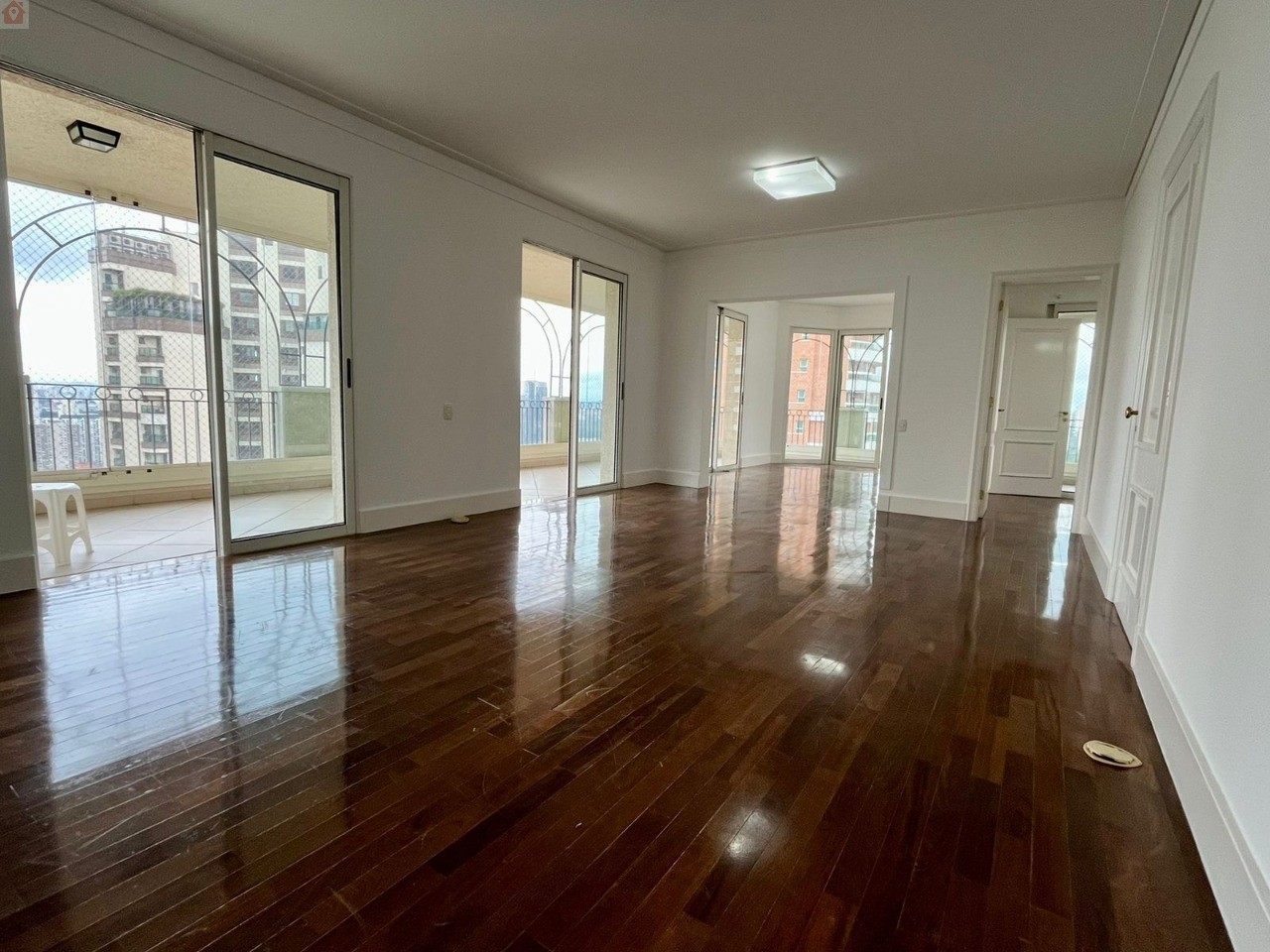 Apartamento de Luxo no Jardim Fonte do Morumbi: 4 Quartos, 4 Suítes, 3 Salas, 5 Banheiros e 4 Vagas de Garagem - 266m² em SP