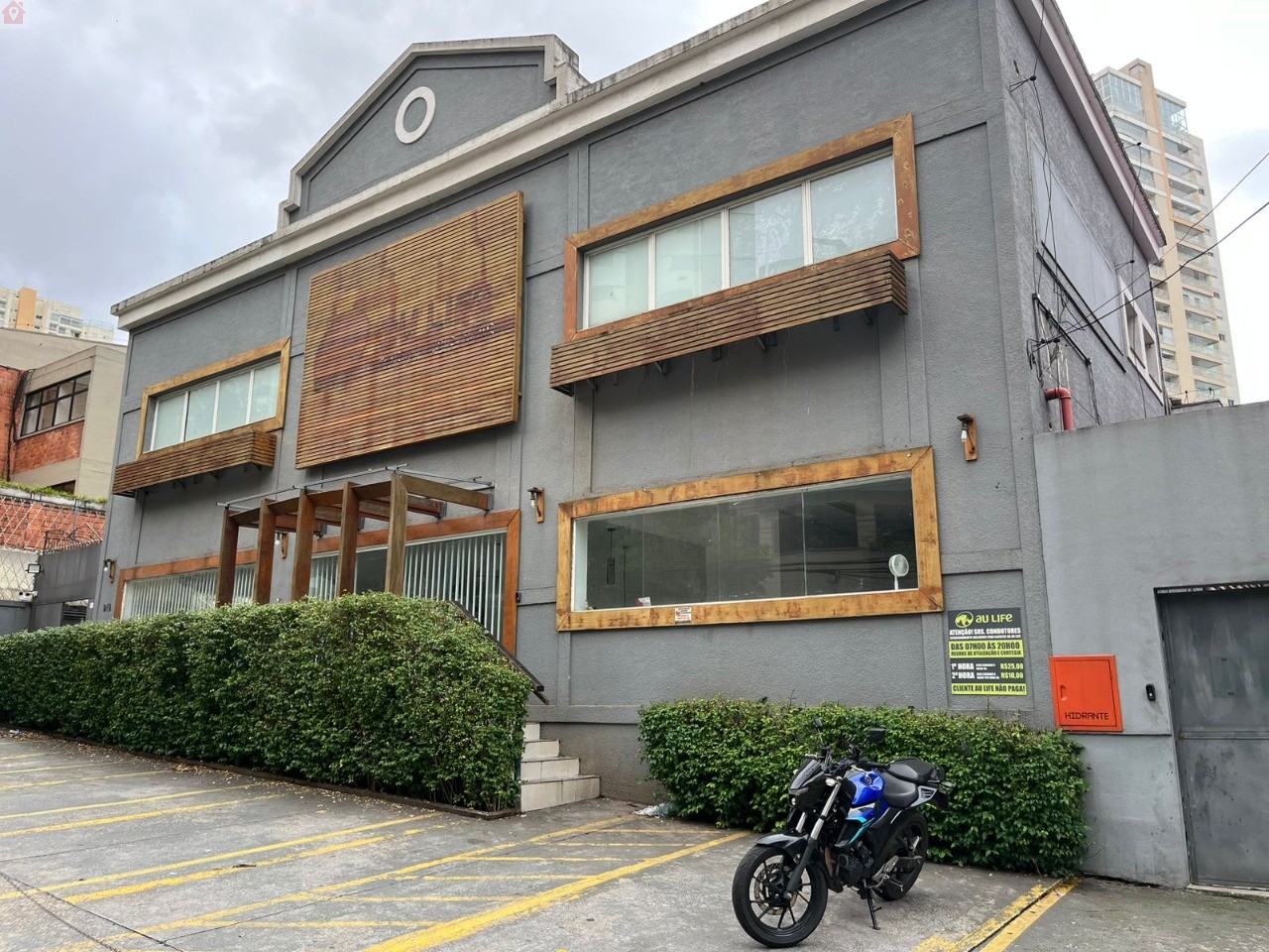 Excelente oportunidade! Galpão comercial com 12 salas, 20 vagas de garagem e 1.430m² na Vila Andrade, São Paulo-SP.